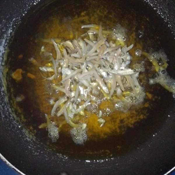Lanjut lagi dengan menggoreng ikan asin teri hingga matang.