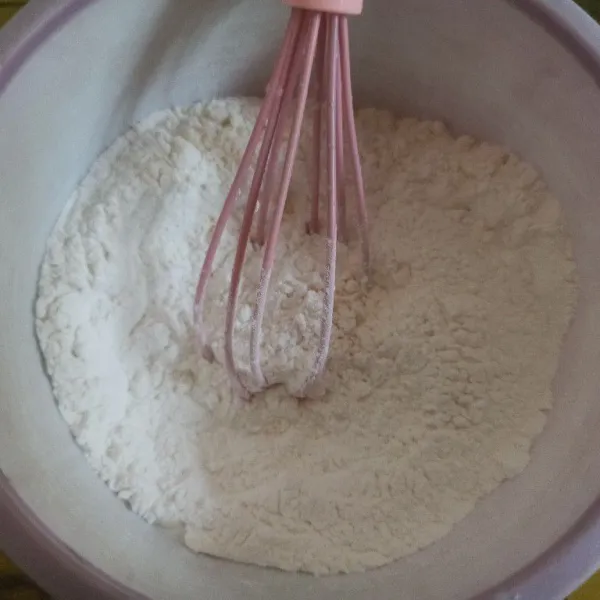 Campur tepung terigu, tepung beras, garam, dan vanili, aduk rata.