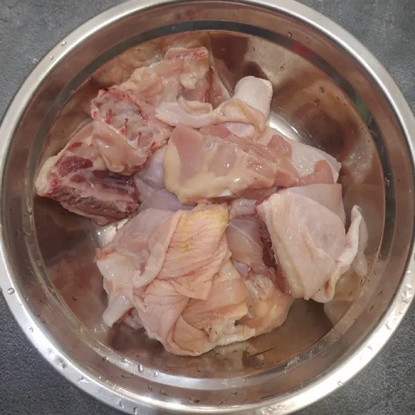 Siapkan daging ayam potong jadi beberapa bagian lalu cuci hingga bersih.