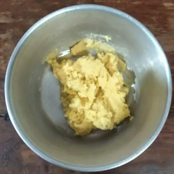 Membuat craquelin: campur mentega dan gula pasir sampai lembut. Masukkan terigu, aduk hingga rata.