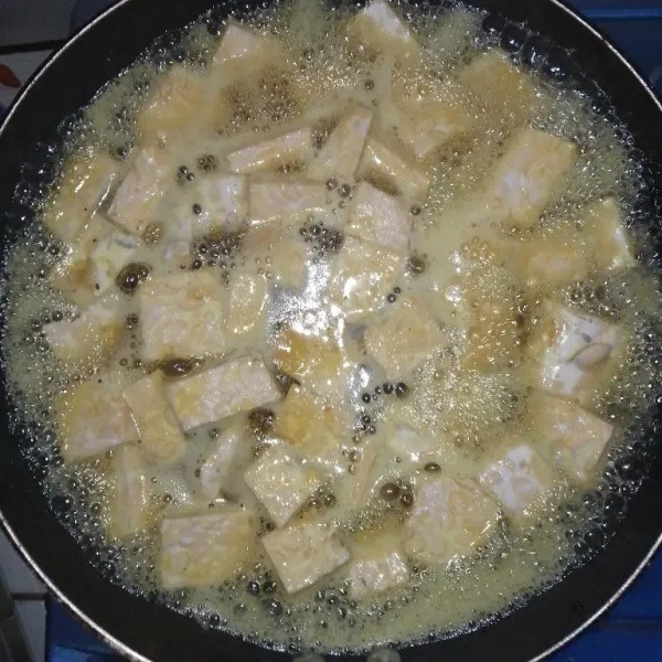 Goreng tempe terlebih dahulu hingga matang  berwarna keemasan.