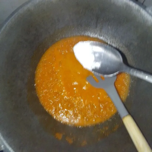 Masukan 1 sdt garam.