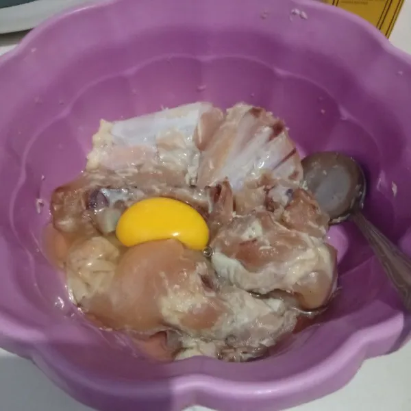 Tambahkan telur ayam, aduk rata.