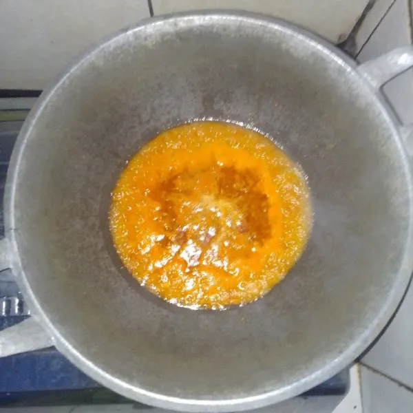 Tumis bumbu yang sudah di haluskan dengan minyak secukup nya.