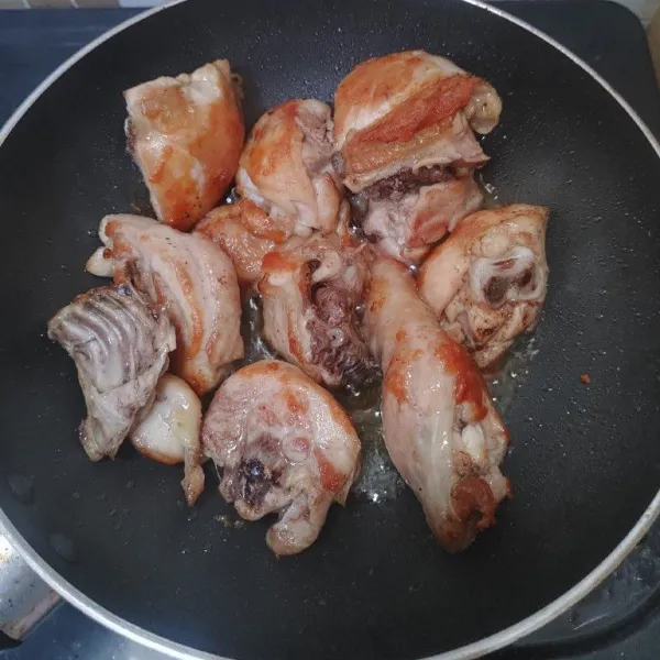 Panaskan pan anti lengket, masak ayam tanpa dikasih minyak goreng. Dan tunggu sampai kecokelatan lalu angkat.