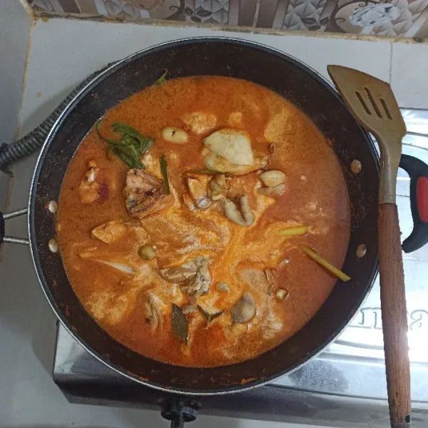 Tambahkan santan kental. Masak hingga santan agak menyusut, sambil terus diaduk.