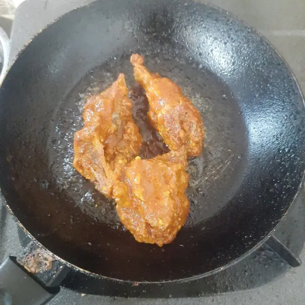 Panggang ayam diatas teflon yg diberi sedikit margarin. Panggang 3 menit dikedua sisi ayam dengan api kecil.