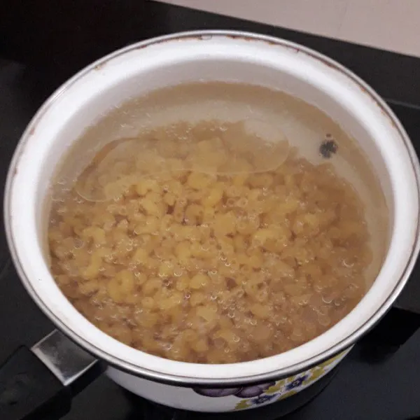 Didihkan air. Rebus macaroni sampai al dente. Angkat dan tiriskan.