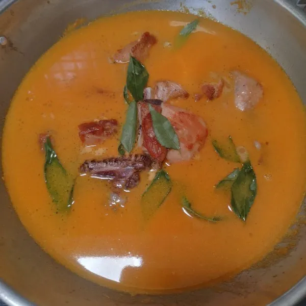Tumis bumbu halus sampai matang dan tanak, kemudian tuang air dan masukan daging ayam, daun salam dan daun kari. Masak sampai mendidih dan ayam empuk.