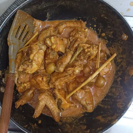 Masak hingga mengental, tanak, berminyak.