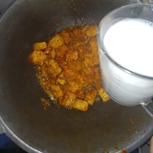 Lalu tambahkan 300 ml santan cair.