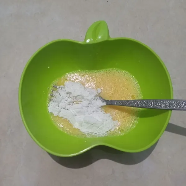 Ceplok telur dan tepung maizena lalu kocok.