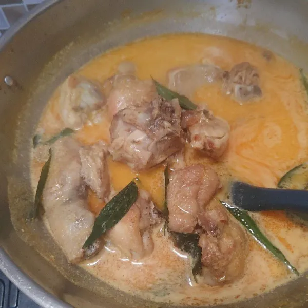 Terakhir beri bumbu gula,kaldu bubuk,garam dan santan. Aduk sampai semua bahan tercampur dengan rata. Koreksi rasanya lalu angkat dan siap dihidangkan.