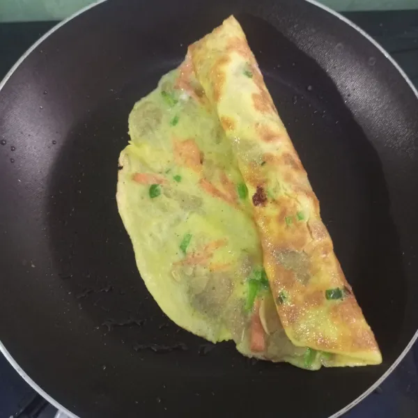 Jika sudah matang, lalu gulung telur.