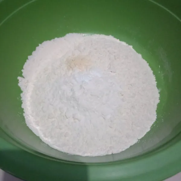 Dalam wadah besar masuk kan tepung terigu, maizena, bawang putih bubuk, baking soda dan baking powder aduk sampai rata.