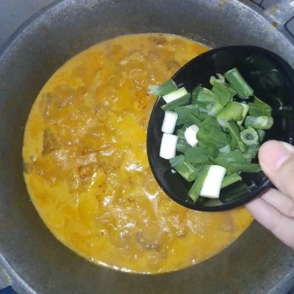 Setelah mendidih lanjut masukan 1 batang irisan daun bawang aduk hingga merata dan matang, koreksi rasa dan sayur siap di hidangkan.