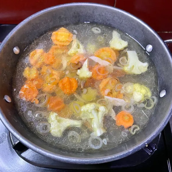 Tambahkan wortel, kembang kol dan kentang, lalu masak sebentar.
