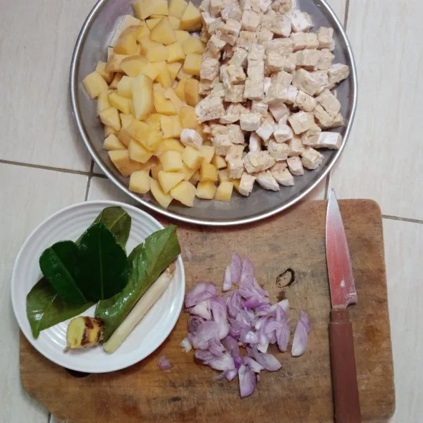 Potong dadu tempe dan kentang, lalu iris 2 siung bawang merah nya dan siapkan bahan cemplung nya.