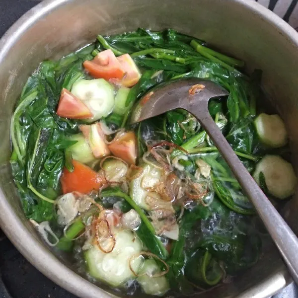Masukkan potongan tomat dan bawang goreng. Koreksi rasa dan siap disajikan.