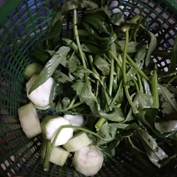Petik kangkung, kupas dan potong oyong.