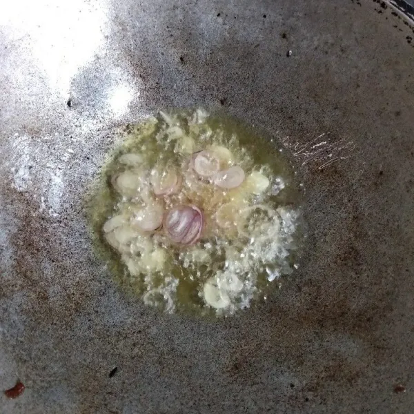 Goreng bawang putih dan bawang merah sampai kering.