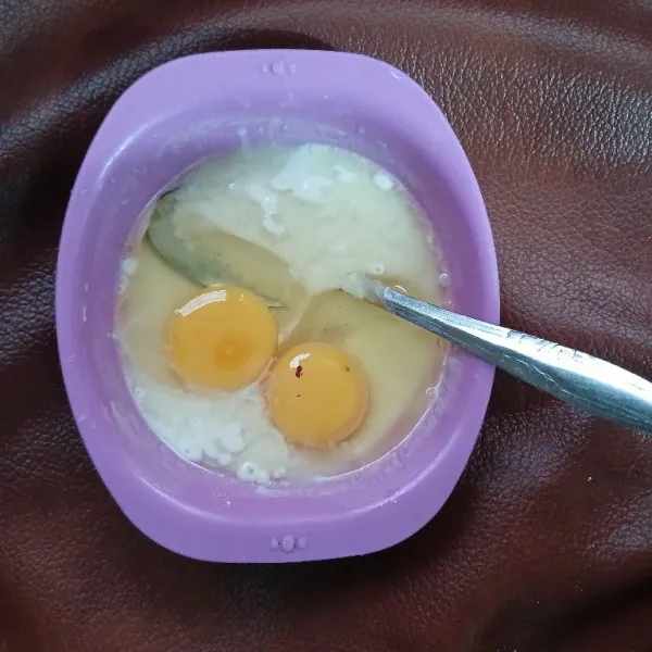 Tambahkan telur 2 butir aduk aduk hingga rata.