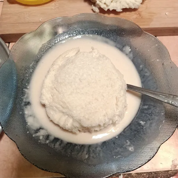Ambil roti yang telah diberi isian, celupkan kedalam larutan adonan tepung.