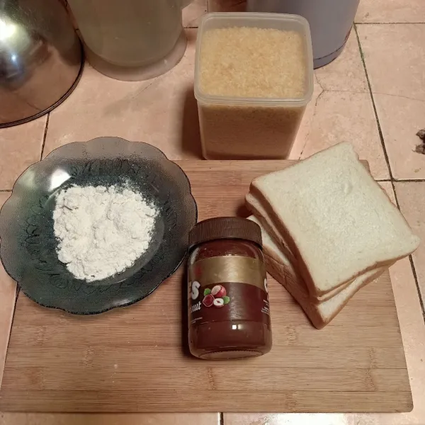 Siapkan bahan. Pastikan roti yang seratnya lembut biar mudah nanti menempel saat direkatkan.
