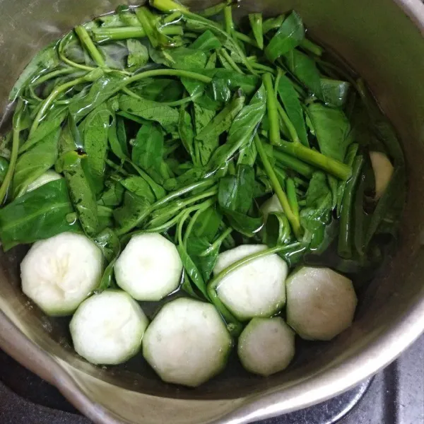 Didihkan air, masukkan kangkung dan oyong. Tambahkan garam, gula dan kaldu bubuk.