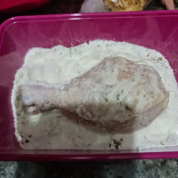 Masukkan ke dalam tepung lalu balur ayam dengan tepung.