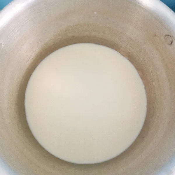 Campurkan susu UHT, susu bubuk, susu SKM dan gula setelah sedikit mendidih.