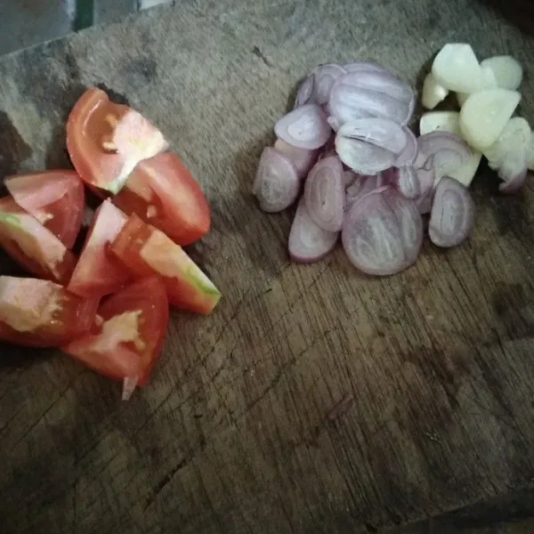 Iris tipis-tipis bawang putih dan bawang merah. Potong kasar tomat.