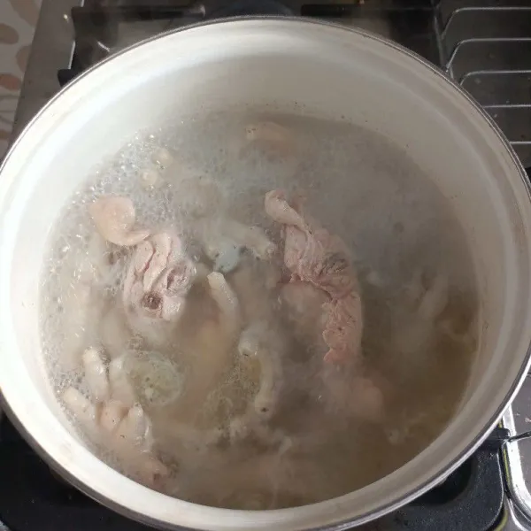 Rebus ceker dan daging ayam.