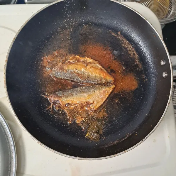 Panggang ikan asin hingga matang. Lalu suwir.
