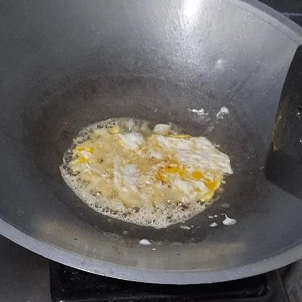 Panaskan wajan dengan minyak, lalu buat telur orak-arik, angkat dan sisihkan