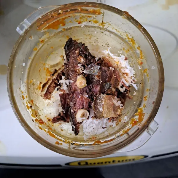 Blender kelapa, ikan asin dan serai hingga agak halus.