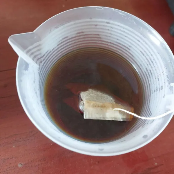 Seduh teh dengan air rebusan pandan.
