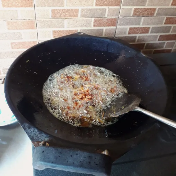 Goreng abon hingga kecoklatan (hati - hati, jangan sampai gosong).
