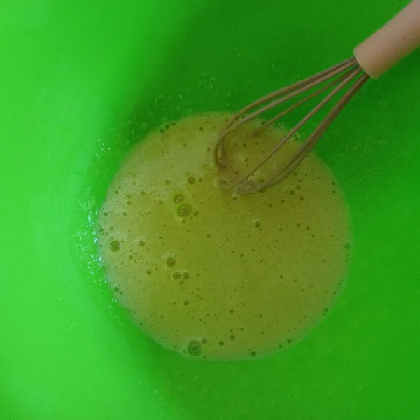 Kocok telur dan gula pasir hingga gula larut dan berbusa.