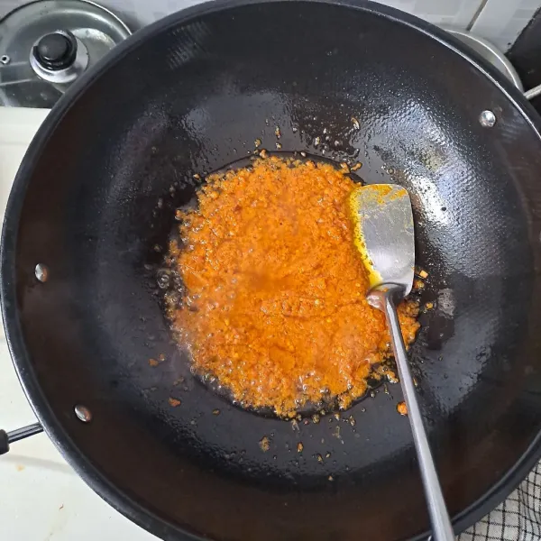 Tumis bumbu halus hingga tanak. Masukkan kelapa yang sudah diblender, takokak, daun jeruk. Bumbui dengan gula garam. Aduk dan masak hingga meresap hingga agak mengering. Koreksi rasa.