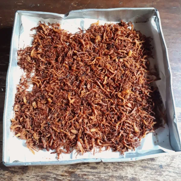 Angkat dan tiriskan. Setelah dingin simpan dalam wadah tertutup.