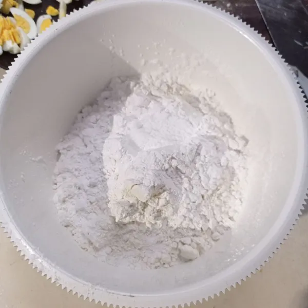 Masukan tepung terigu, tepung tapioka, dan garam kedalam wadah.