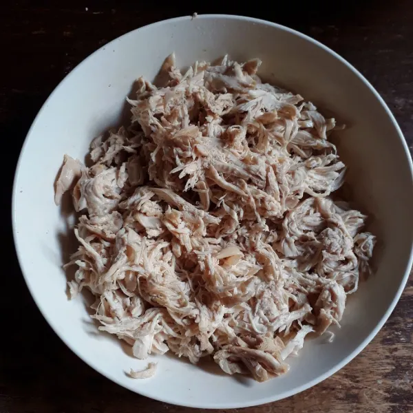 Tiriskan ayam dan suwir kecil - kecil.