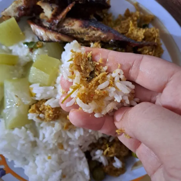 Sajikan dan nikmati dengan nasi hangat. Nikmat!