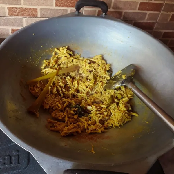 Masak hingga air menyusut dan bumbu meresap.
