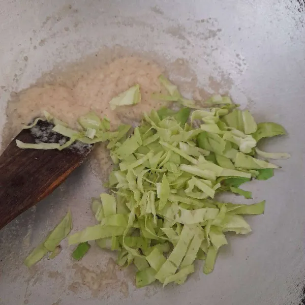 Tumis bumbu halus hingga harum, lalu masukkan daun kol, setelah matang tambahkan pokcoy dan masak sayur hingga matang.