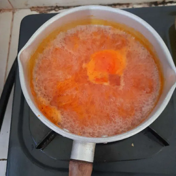 Kupas wortel,cuci bersih lalu diparut halus.Rebus wortel hingga matang dan tiriskan.