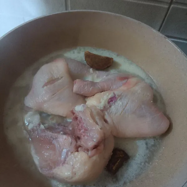 Setelah mendidih. Baru tambahkan gula dan kecap sesuai selera. Rebus kembali hingga air agak menyusut ya . Lalu matikan kompor