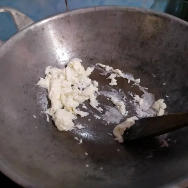 Panaskan minyak sampai panas, orak-arik putih telur, pinggirkan ke wajan.