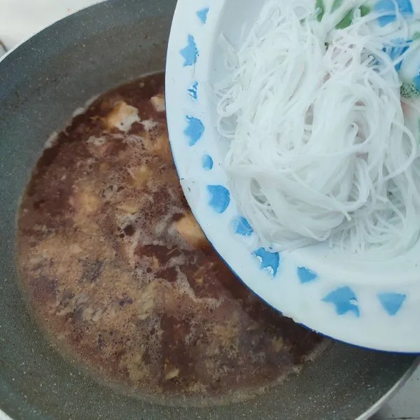 Ketika dirasa sudah pas, masukkan soun jagung yang sudah direndam air panas, aduk rata. Masak sampai bumbu meresap.